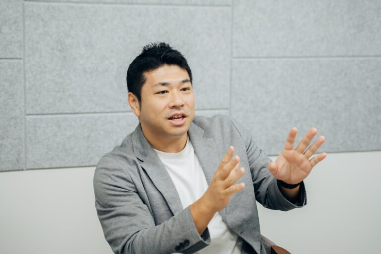 身ぶりを交えて話す笠松様